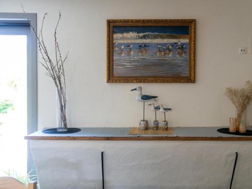 a counter with a painting of ducks in the water at Meeuwenoord in Middelkerke