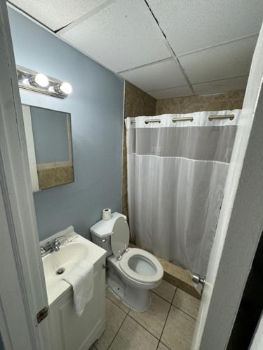 Ett badrum på Hammock Inn & Suites North Beach Hotel