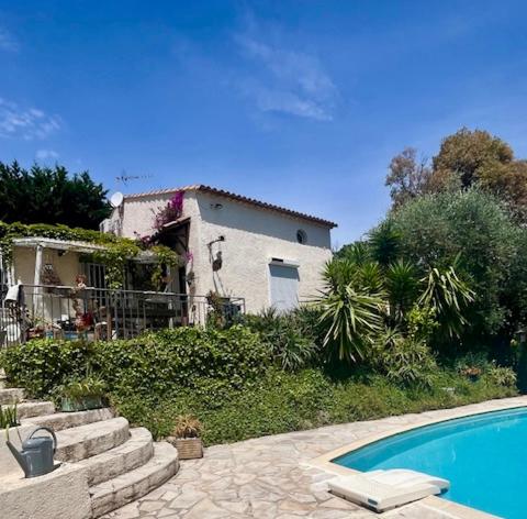une maison et une piscine devant une maison dans l'établissement Villa French Riviera, à Vallauris