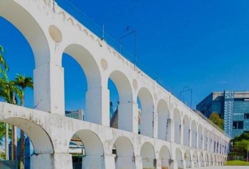 a building with arches on the side of it at Jóia no Bairro de Fátima - Lapa in Rio de Janeiro