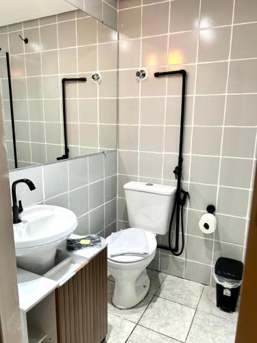 a bathroom with a toilet and a sink at Ap Smart Hub in Campinas