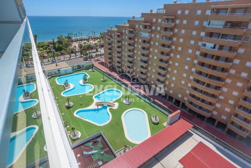 - Vistas aéreas a un complejo con parque infantil en Apartamento AlbaMare - 1era línea de playa, en Oropesa del Mar
