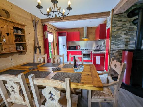 une cuisine et une salle à manger avec une table et des chaises en bois dans l'établissement Chalet chaleureux à Cornimont - 3 chambres, terrasse, proche village et activités montagnardes - FR-1-589-296, à Cornimont