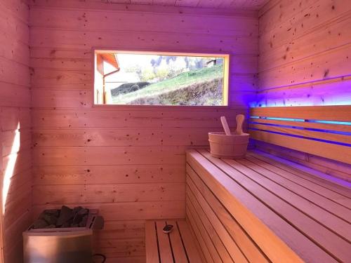 TV a/nebo společenská místnost v ubytování Chalet tout confort avec piscine, terrasse, et sauna privé en montagne - FR-1-589-101