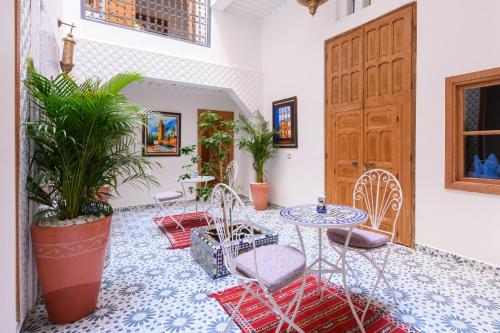 Luxurious Riad Center Rabat Dar Al Jeldにあるシーティングエリア