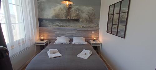 une chambre avec un lit avec deux oreillers dessus dans l'établissement Véga-SILS - Studio 26 M2, à Caen