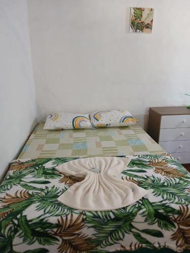 ein Bett in einem Zimmer mit einer Tagesdecke darauf in der Unterkunft Costa Florida in Villa Florida