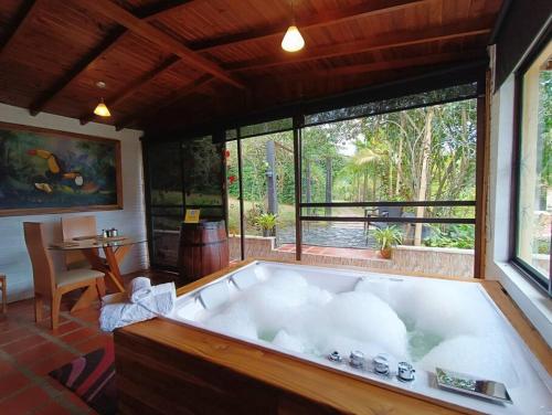 グアルネにあるChalé de montaña con Jacuzziのギャラリーの写真