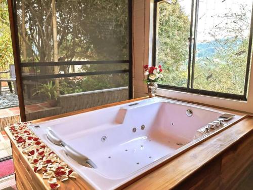 グアルネにあるChalé de montaña con Jacuzziのギャラリーの写真