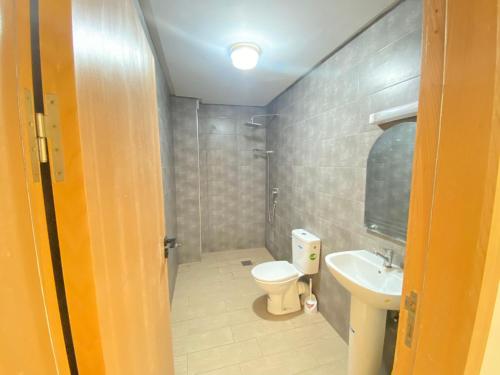 ein Badezimmer mit Toilette und Waschbecken in der Unterkunft Élégant appartement au cœur du Laâyoune in El Aaiún