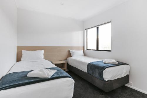 Postel nebo postele na pokoji v ubytování Cobblestone Court Motel - Wenzel Motels