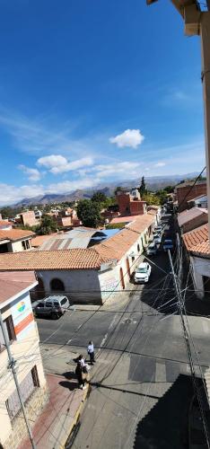 El barrio en el que está el hotel o un barrio cercano