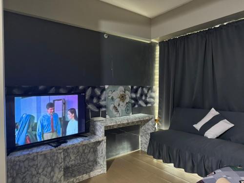 TV a/nebo společenská místnost v ubytování Henry's Newport Condotel