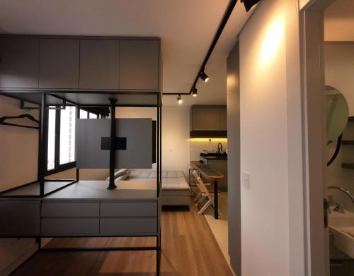 Una cocina y sala de estar con un loft. en Studio Walk B - 807, en Curitiba