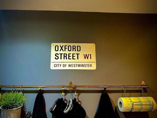 Ein Zertifikat, Auszeichnung, Logo oder anderes Dokument, das in der Unterkunft Croydon Luxury 2 Bed Apartment - Sleeps 6 - Gatwick Airport close ausgestellt ist