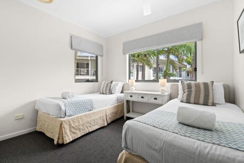 クーラムビーチにあるBelle Escapes 3 Bedroom Villa with private rooftop spaのベッド2台と窓のある寝室