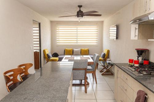 a kitchen and living room with a table and chairs at Central apartment near IMSS, H. Civil and CUCS in Guadalajara