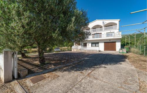 Το κτήριο όπου στεγάζεται  το διαμέρισμα