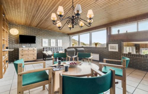 Μια τηλεόραση ή/και κέντρο ψυχαγωγίας στο Stunning Home In Thisted With Sauna