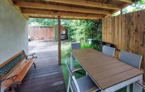 En terrasse eller udendørsområde på Beautiful Home In Andernos-Les-Bains