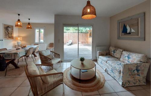 Et opholdsområde på Beautiful Home In Andernos-Les-Bains