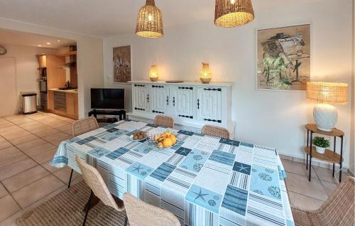 une salle à manger avec une table et des chaises bleues dans l'établissement Beautiful Home In Andernos-Les-Bains, à Andernos-les-Bains