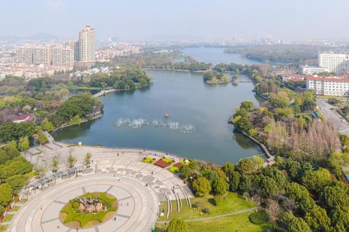 una vista aerea su un fiume e su una città di Haiwaihai Grand Hotel Ma'anshan a Ma'anshan