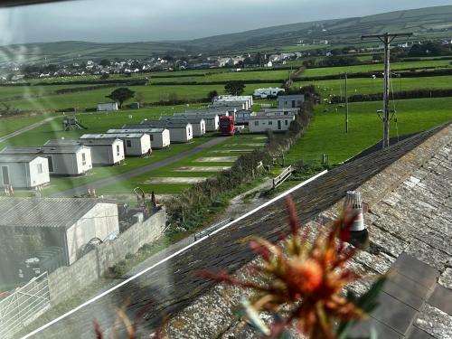 - une vue depuis la fenêtre d'une ville avec des maisons dans l'établissement Pendrin Guest House, à Tintagel