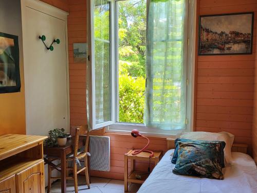 une chambre avec un lit et une fenêtre dans l'établissement Charmante villa à 500m de la plage, calme et tout confort - FR-1-364-57, à Saint-Brévin-les-Pins