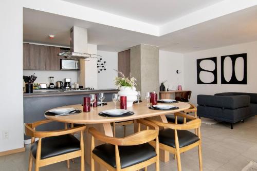 una cucina e una sala da pranzo con tavolo e sedie in legno di SANTA FE Red Beautiful Apartment! a Città del Messico