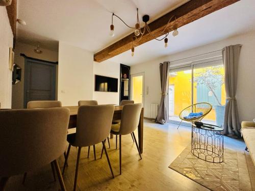 une salle à manger avec une table et des chaises dans l'établissement Charmant T3 à Port-Vendres, 4 pers., proche quais, patio, sans ascenseur - FR-1-309-378, à Port-Vendres
