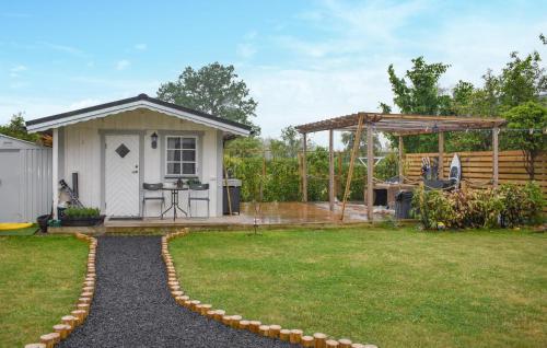 VellingeにあるNice Apartment In Vellinge With Kitchenの小さな小屋とガゼボのある裏庭