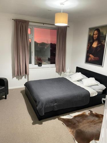 Ένα ή περισσότερα κρεβάτια σε δωμάτιο στο Large 2 Bedroom Apartment in a Great Location