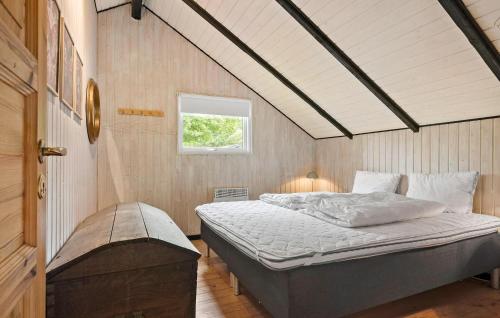 Schlafzimmer mit einem Bett und einem Fenster in der Unterkunft 3 Bedroom Beautiful Home In Toftlund in Arrild