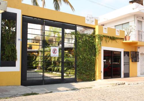 un edificio giallo con un cartello numero sei alla finestra di Ixaya a Puerto Vallarta