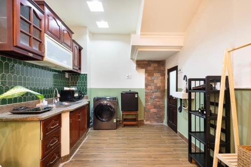Кухня или мини-кухня в Charming A Little Saigon Apartment - Heart of Vibrant District 1

