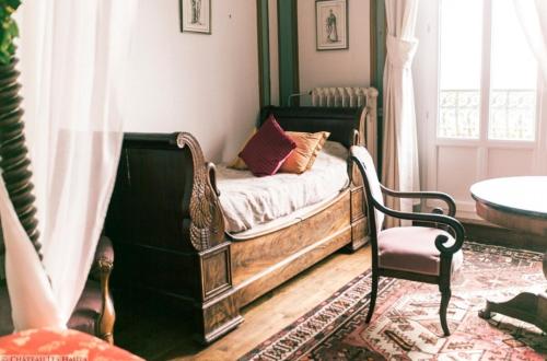 une chambre avec un lit, une chaise et une fenêtre dans l'établissement Suite Eisenhower, vue Mont St Michel, avec balcon, à Champeaux