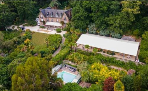 une vue aérienne d'une maison avec piscine dans l'établissement Suite Eisenhower, vue Mont St Michel, avec balcon, à Champeaux