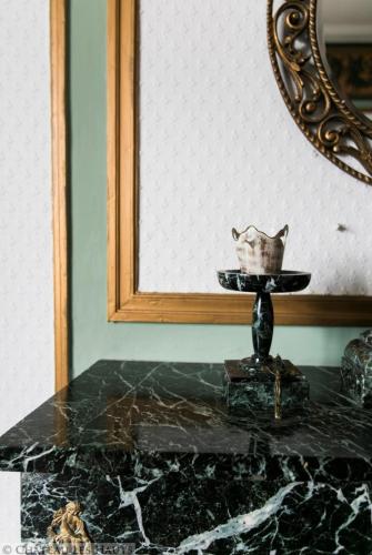un bol sur une assiette sur une table devant un miroir dans l'établissement Suite Eisenhower, vue Mont St Michel, avec balcon, à Champeaux
