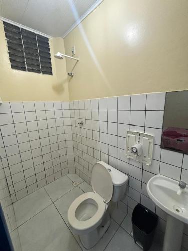 uma casa de banho com um WC e um lavatório em Hotel Viena em Manaus