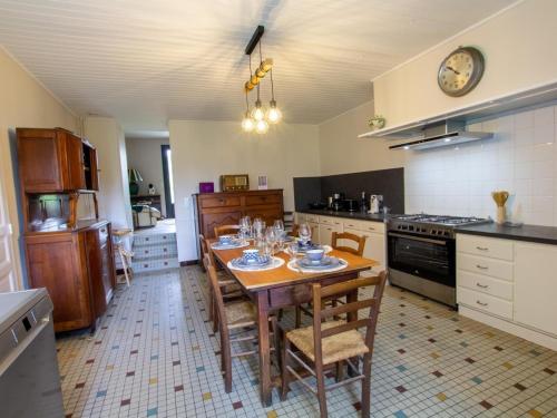 une cuisine avec une table avec des assiettes et des verres dessus dans l'établissement Maison de Campagne Authentique avec Jardin, Proche Vélo Route - Tout Confort en Dordogne - FR-1-616-383, à Sourzac
