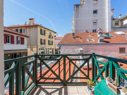 Photo de la galerie de l'établissement Appartement cosy au cœur des Halles de Biarritz, à 10 min des plages, avec balcon et wifi gratuit - FR-1-3-609, à Biarritz