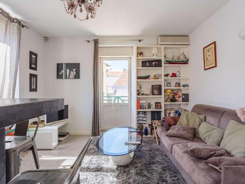 Photo de la galerie de l'établissement Appartement cosy au cœur des Halles de Biarritz, à 10 min des plages, avec balcon et wifi gratuit - FR-1-3-609, à Biarritz
