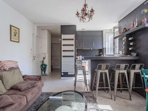 Photo de la galerie de l'établissement Appartement cosy au cœur des Halles de Biarritz, à 10 min des plages, avec balcon et wifi gratuit - FR-1-3-609, à Biarritz