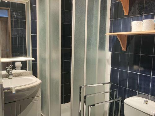 une salle de bain avec un lavabo, des toilettes et un miroir dans l'établissement Appartement T2 avec Mezzanine, Piscine et Parking à 1.5 km des plages - FR-1-195-110, au Barcarès