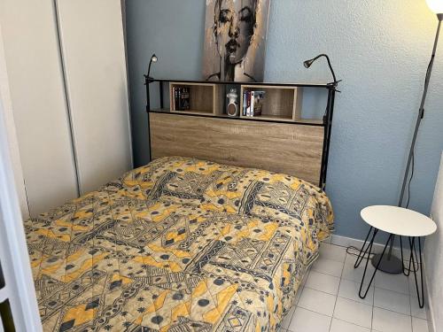 - une chambre avec un lit et une couette jaune dans l'établissement Appartement Rénové 5P à Agde - Parking, Piscine, Proche Plages et Commerces - FR-1-749-67, au Cap d'Agde