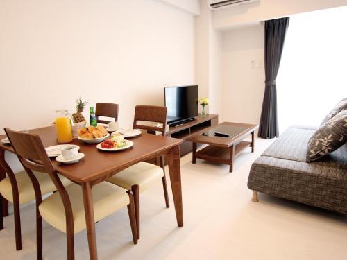 Μια τηλεόραση ή/και κέντρο ψυχαγωγίας στο Sunset Resort Mihama -SEVEN Hotels and Resorts-