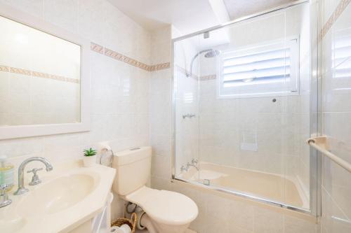 Ένα μπάνιο στο Bella Vista, 8-19 Shoal Bay Rd - views, air con and Wi-Fi