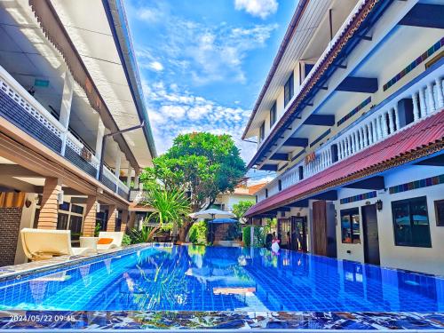 清邁的住宿－薩姆旺精品酒店，一座建筑物中央的游泳池