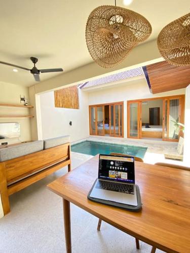 Kuchyň nebo kuchyňský kout v ubytování Modern 2BR Tropical Villa